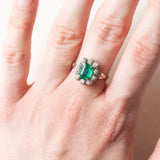 Vintage-Gänseblümchenring aus 18-karätigem Weißgold mit synthetischem Smaragd (ca. 0.75 ct) und Diamanten (ca. 0.05 ctw), 60er/70er Jahre