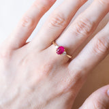 Trilogie-Ring aus 18 Karat Gelbgold mit synthetischem Rubin (ca. 1 ct) und Diamanten im Brillantschliff (ca. 0.20 ctw), 80er Jahre