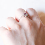 Vintage-Gänseblümchenring aus 14-karätigem Weißgold mit Rubinen (ca. 0.18 ct) und Diamanten im Brillantschliff (ca. 0.35 ctw), 70er Jahre