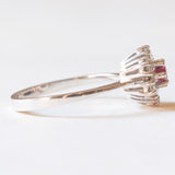 Vintage-Gänseblümchenring aus 14-karätigem Weißgold mit Rubinen (ca. 0.18 ct) und Diamanten im Brillantschliff (ca. 0.35 ctw), 70er Jahre