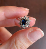 Vintage 18K white gold daisy ring with sapphire (approx. 0.50ct) and brilliant cut diamonds (approx. 0.40ctw), 60s
