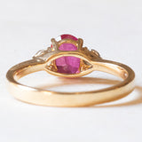 Trilogie-Ring aus 18 Karat Gelbgold mit synthetischem Rubin (ca. 1 ct) und Diamanten im Brillantschliff (ca. 0.20 ctw), 80er Jahre