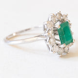 Vintage Gänseblümchen-Ring aus 18 Karat Weißgold mit Smaragd (ca. 0.90 ct) und Diamanten im Brillantschliff (ca. 1.20 ctw), 60er