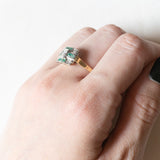 Art-Déco-Ring aus 14-karätigem Gelb- und Weißgold mit Smaragden und Diamanten (zentraler Brillantschliff ca. 0.15 ct), 30er Jahre