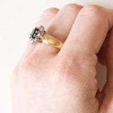 Vintage-Gänseblümchen-Ring aus 14-karätigem Gelb- und Weißgold mit Saphir (ca. 1 ct) und Diamanten (ca. 0.16 ctw), 60er Jahre