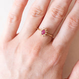 Vintage-Gänseblümchen-Ring aus 14-karätigem Gelbgold mit Rubinen (ca. 0.30 ct) und Diamanten (ca. 0.10 ctw), 70er Jahre