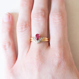 Vintage „V“-Ring aus 18 Karat Gelb- und Weißgold mit Rubin (ca. 0.48 ct) und Diamanten (ca. 0.07 ctw), 60er/70er Jahre