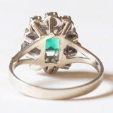 Vintage-Gänseblümchenring aus 18-karätigem Weißgold mit synthetischem Smaragd (ca. 0.75 ct) und Diamanten (ca. 0.05 ctw), 60er/70er Jahre