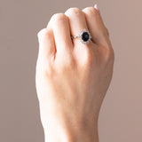 Vintage-Gänseblümchenring aus 18 Karat Weißgold mit Saphiren (ca. 1.60 ct) und Diamanten im Brillantschliff (ca. 0.52 ctw), 60er Jahre