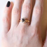 Vintage-Gänseblümchenring aus 18-karätigem Gelb- und Weißgold mit Saphiren (ca. 0.50 ct) und Diamanten (ca. 0.04 ctw), 60er Jahre