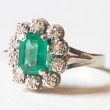 Vintage-Gänseblümchenring aus 18-karätigem Weißgold mit synthetischem Smaragd (ca. 0.75 ct) und Diamanten (ca. 0.05 ctw), 60er/70er Jahre