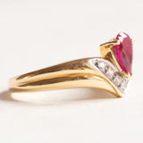 Vintage „V“-Ring aus 18 Karat Gelb- und Weißgold mit Rubin (ca. 0.48 ct) und Diamanten (ca. 0.07 ctw), 60er/70er Jahre