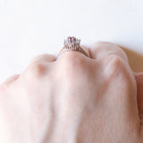 Vintage-Gänseblümchenring aus 14-karätigem Weißgold mit Rubinen (ca. 0.18 ct) und Diamanten im Brillantschliff (ca. 0.35 ctw), 70er Jahre