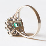 Vintage-Gänseblümchenring aus 18-karätigem Weißgold mit synthetischem Smaragd (ca. 0.75 ct) und Diamanten (ca. 0.05 ctw), 60er/70er Jahre
