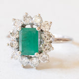 Vintage Gänseblümchen-Ring aus 18 Karat Weißgold mit Smaragd (ca. 0.90 ct) und Diamanten im Brillantschliff (ca. 1.20 ctw), 60er