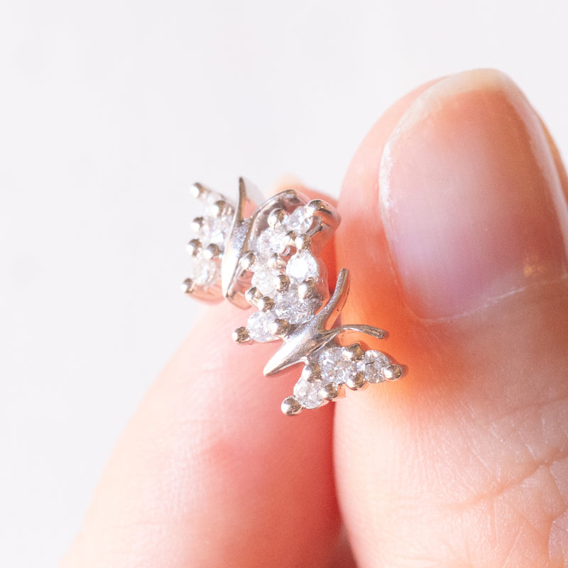 Orecchini moderni a forma di farfalle in oro bianco 9K con diamanti di taglio brillante (0.16ctw ca.)