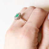 Vintage Gänseblümchen-Ring aus 18 Karat Weißgold mit Smaragd (ca. 0.85 ct) und Diamanten im Brillantschliff (ca. 0.36 ctw), 60er