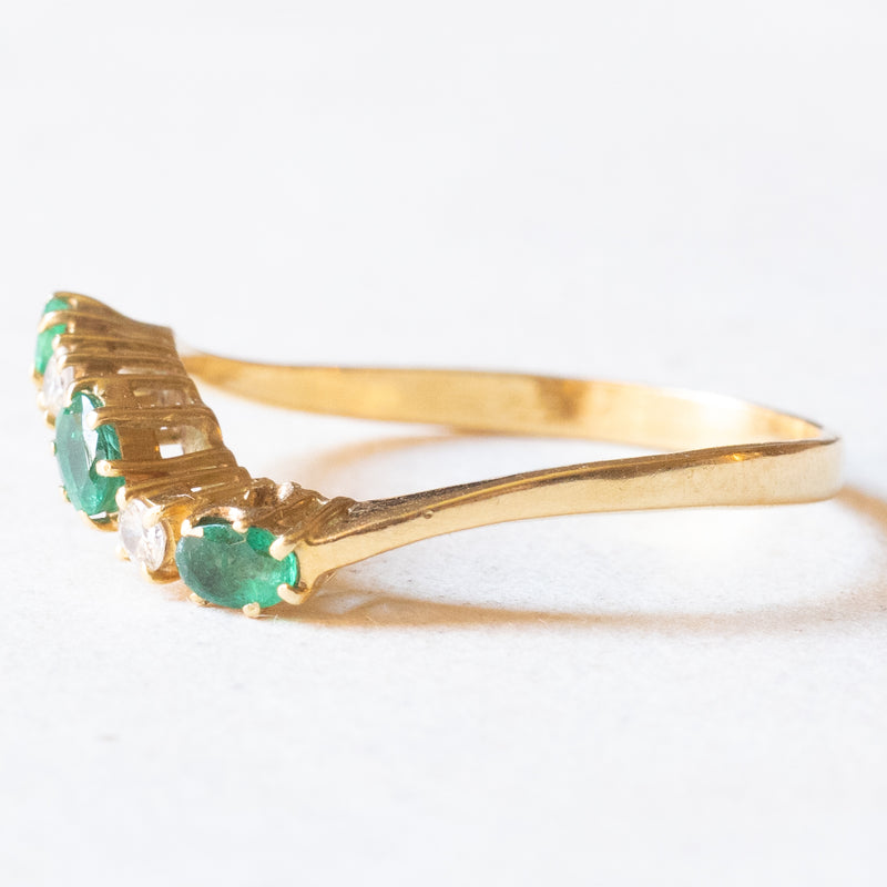 Anello vintage in oro giallo 18K con smeraldi e diamanti di taglio brillante (0.10ct e ca.), anni ‘60/‘70