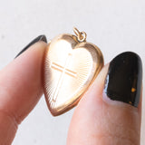 Vintage 9K Gelbgold plattierter Herz-Fotoanhänger aus Metall mit eingraviertem Kreuz, 60er Jahre