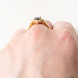 Vintage-Gänseblümchenring aus 18 Karat Gelb- und Weißgold mit Saphiren (ca. 0.75 ct) und Diamanten im Brillantschliff (ca. 0.20 ctw), 60er Jahre