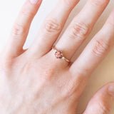 Vintage-Trilogie aus 9-karätigem Gelb- und Weißgold mit synthetischem rosa Spinell (ca. 1 Karat) und weißen Saphiren, 70er/80er Jahre