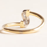 Vintage-Ring aus 18 Karat Gelbgold und Weißgold mit Diamanten im Brillantschliff (ca. 0.08 ctw), 40er/50er Jahre