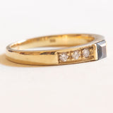 Tres anillos antiguos de oro amarillo de 14 quilates con rubí (aprox. 0.15 ct), esmeralda (0.15 ct), zafiro (aprox. 0.20 ct) y diamantes (aprox. 0.30 ct), años 70