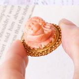 Vintage-Anhänger/Brosche aus 18 Karat Gelbgold mit orangefarbener Korallenkamee, 60er Jahre