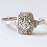 Art-Deco-Solitär in 18 Karat Weißgold mit Diamant im Brillantschliff (ca. 0.12 ct), 20er/30er Jahre