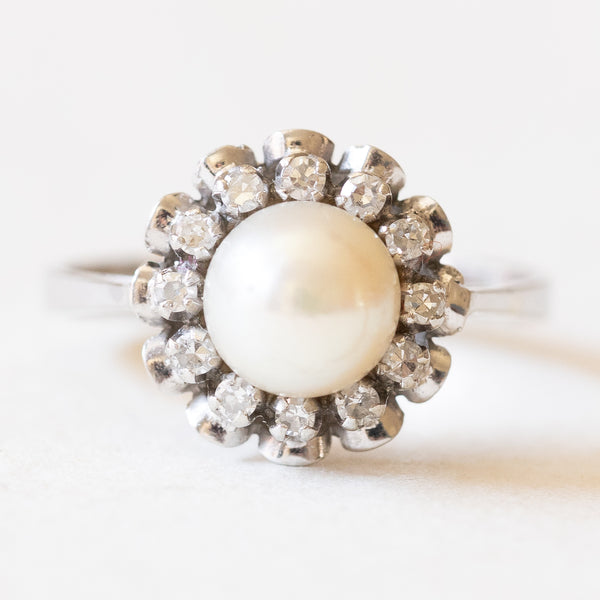 Anello vintage a margherita in oro bianco 18K con perla bianca e diamanti (0.24ctw ca.), anni ‘50/‘60