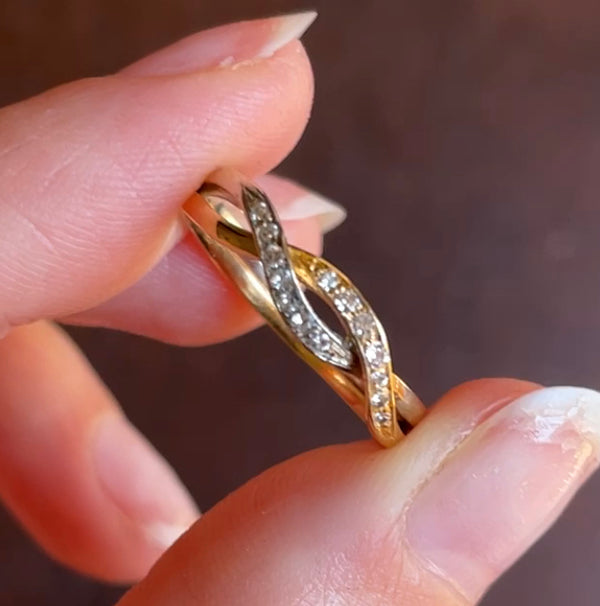 Anello “doppio” in oro giallo e in oro bianco 18K con diamanti e zirconi, anni ‘60/‘70