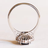 Vintage-Gänseblümchenring aus 18 Karat Weißgold mit Saphiren (ca. 1.60 ct) und Diamanten im Brillantschliff (ca. 0.52 ctw), 60er Jahre