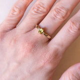 Vintage 9K Gelbgold Trilogie Ring mit Peridot (ca. 0.29ct) und weißem Topas, 60er/70er Jahre