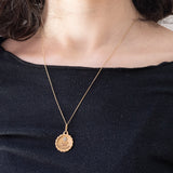 Französischer Vintage-Anhänger „Plus qu'hier que domain“ aus 18 Karat Gelb- und Weißgold mit Rubinen, 60er/70er Jahre