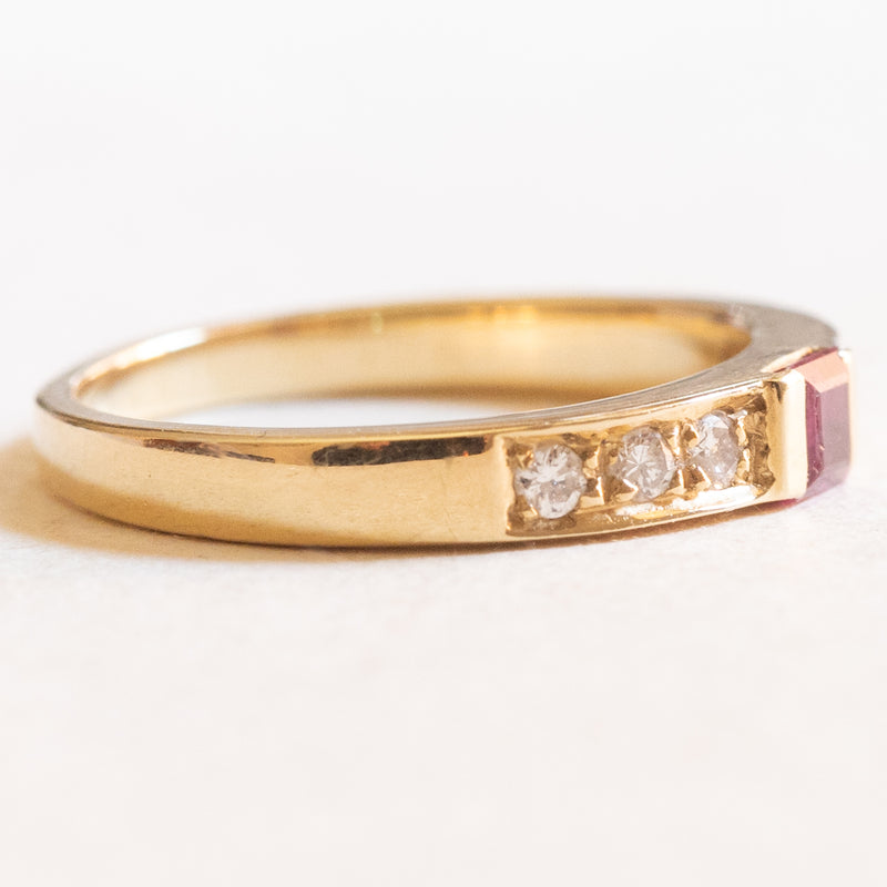 Tre anelli vintage in oro giallo 14K con rubino (0.15ct ca.), smeraldo (0.15ct), zaffiro (0.20ct ca.) e diamanti (0.30ctw ca.), anni ‘70