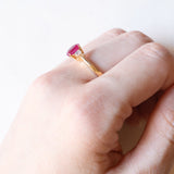 Trilogie-Ring aus 18 Karat Gelbgold mit synthetischem Rubin (ca. 1 ct) und Diamanten im Brillantschliff (ca. 0.20 ctw), 80er Jahre