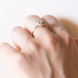 Antiker Gänseblümchenring aus 10 Karat Gelbgold mit zentralem Diamanten im Rosenschliff und seitlichen Diamanten im Rosenschliff, Anfang des 900. Jahrhunderts