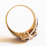 Старинное кольцо из 18-каратного желтого золота с сапфирами (центральный вес около 0.44 карата) и бриллиантами классической огранки (примерно 0.70 карата), 60–70-е годы