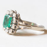 Vintage-Gänseblümchenring aus 18-karätigem Weißgold mit synthetischem Smaragd (ca. 0.75 ct) und Diamanten (ca. 0.05 ctw), 60er/70er Jahre