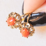 Herzförmige Vintage-Ohrringe aus 8-karätigem Gelbgold mit orangefarbener Koralle, 40er/50er Jahre