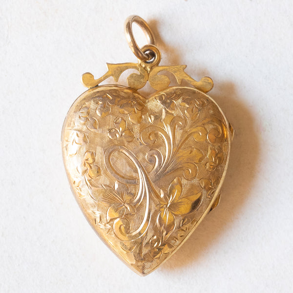 Ciondolo portafoto vintage a forma di cuore con lamina in oro giallo 9K su metallo con disegni incisi, anni ‘40/‘50