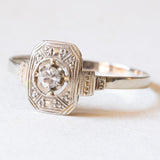 Art-Deco-Solitär in 18 Karat Weißgold mit Diamant im Brillantschliff (ca. 0.12 ct), 20er/30er Jahre