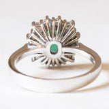 Vintage Gänseblümchen-Ring aus 18 Karat Weißgold mit Smaragd (ca. 0.85 ct) und Diamanten im Brillantschliff (ca. 0.36 ctw), 60er