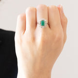 Vintage Gänseblümchen-Ring aus 18 Karat Weißgold mit Smaragd (ca. 0.90 ct) und Diamanten im Brillantschliff (ca. 1.20 ctw), 60er