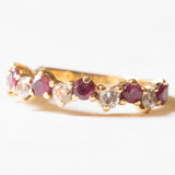 Halbe Ewigkeit aus 18-karätigem Gelbgold mit Rubinen (ca. 0.60 ctw) und Diamanten im Brillantschliff (ca. 0.42 ctw), 70er/80er Jahre