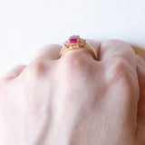 Trilogie-Ring aus 18 Karat Gelbgold mit synthetischem Rubin (ca. 1 ct) und Diamanten im Brillantschliff (ca. 0.20 ctw), 80er Jahre