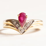 Vintage „V“-Ring aus 18 Karat Gelb- und Weißgold mit Rubin (ca. 0.48 ct) und Diamanten (ca. 0.07 ctw), 60er/70er Jahre