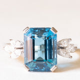 Ring aus 18-karätigem Weißgold mit blauem Topas (ca. 7 ct) und Diamanten im Marquise-Schliff (ca. 0.60 ctw), ca. 80er/90er Jahre.
