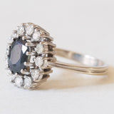 Vintage-Gänseblümchen-Ring aus 14-karätigem Weißgold mit Saphir (ca. 2.30 ct) und Diamanten im Brillantschliff (ca. 0.75 ctw), 60er Jahre