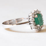 Vintage Gänseblümchen-Ring aus 18 Karat Weißgold mit Smaragd (ca. 0.85 ct) und Diamanten im Brillantschliff (ca. 0.36 ctw), 60er